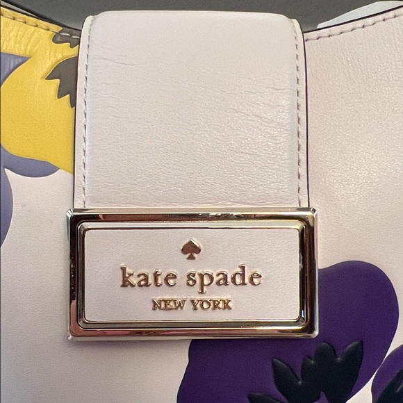 Kate Spade New York Reegan Pansy Toss Bucket Bag. - Picture 3 of 12